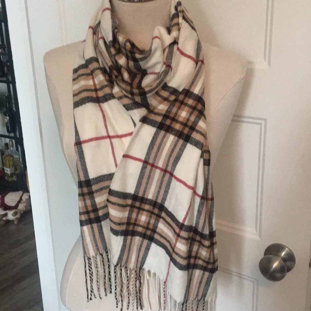 3/30$ 🌿cream beige check scarf